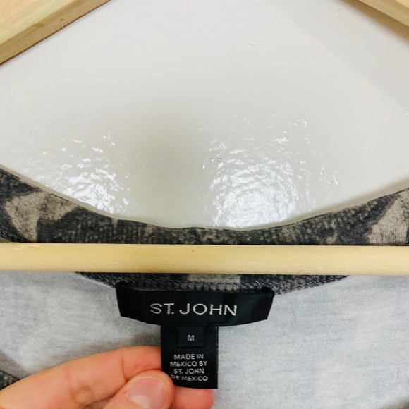 St. John snakeprint blouse ✨size medium - Picture 2 of 5